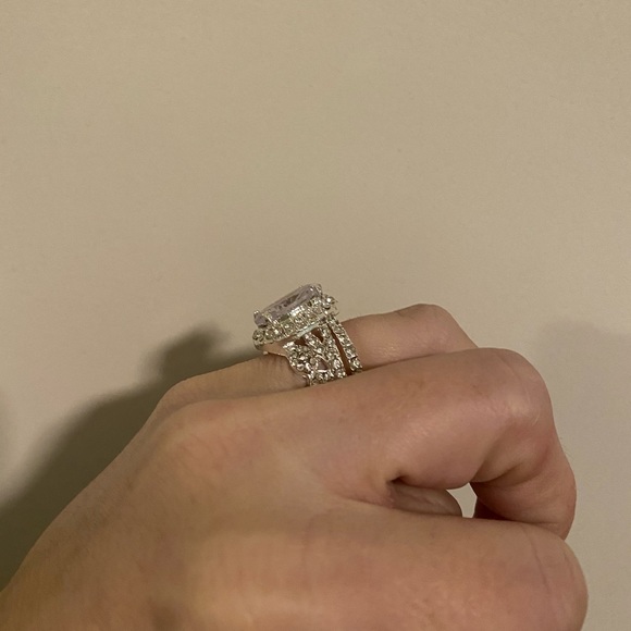 Stunning Oval Shape CZ Center Stone &Eternity Band - Picture 5 of 6